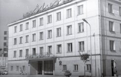 stare zdjęciaPL_1027_3_3_2_14 - Oddany do u ytku w 1963 roku hotel l sk. Ole nica, Rynek.-20190620