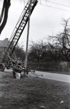 stare zdjęciaPL_1027_3_3_2_19 - Instalowanie lamp ulicznych przy ulicy Wiejskiej na Lucieniu. Rok 1969.-20190620