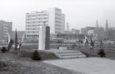 stare zdjęciaPL_1027_3_3_2_238 - Obelisk ku czci II Armii WP, w tle hotel Perla, kwiecien 1976-20190620