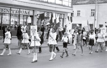 stare zdjęciaPL_1027_3_3_2_29 - Dzieci w trakcie Parady Lampionów. Prawdop. Dni Ole nich 1.06.1970 r. Zdj cie eksponowane na wystawie 30. lat Ole nicy w 1975 r.-20190620