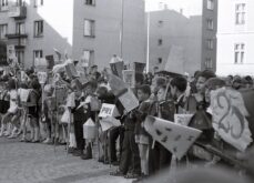 stare zdjęciaPL_1027_3_3_2_36 - Dzieci z dekoracjami z okazji 25-lecia PRL. Prawdop.1.06.1970 r. Zdj cie eksponowane na wystawie 30. lat Ole nicy w 1975 r.-20190620