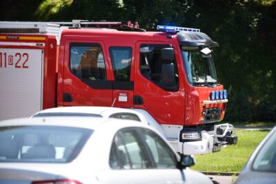 Strażacy usuwają plamę oleju, która ciągnie się na odcinku kilkuset metrów