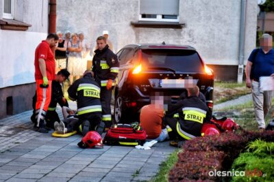 Wypadek przy Krzywoustego. Poszkodowane osoby, które szły chodnikiem [ZDJĘCIA I WIDEO]