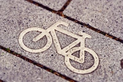 Rowerzyści kontra piesi, czyli wojna, która powraca co roku