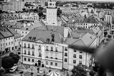 Będą chodzić po taśmach rozciągniętych pomiędzy czterema wieżami