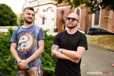 Kim są twórcy różanego muralu przy ul. Wrocławskiej?