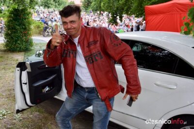 Disco polo nad stawami. Gwiazdą wieczoru był Tomasz Niecik