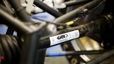 Inżynierowie GKN wspierają studentów w budowie bolidu