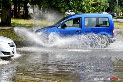 Woda płynie od garaży, zalewa oleśnicki zakład i ulicę