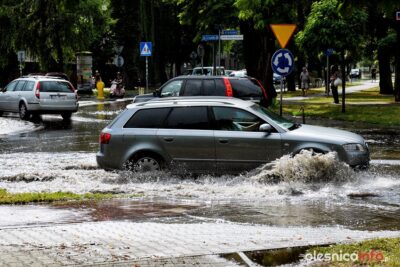 Strażacy apelują: gdy widzicie sporą ilość wody nie próbujcie przejeżdżać