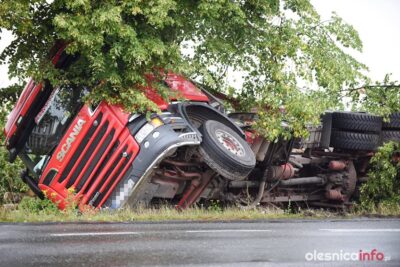 Ciężarówka z drewnem wypadła z drogi. Utrudnienia na Dobroszyckiej