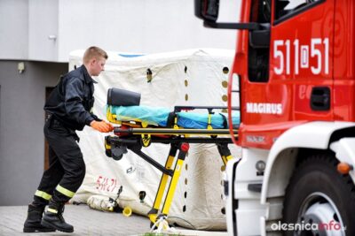 Mężczyzna wyskoczył z balkonu. Ratownicy walczą o jego życie