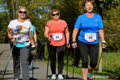 Zawodnicy nordic walking rywalizują nad stawami