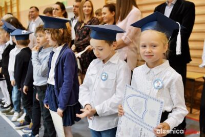Pierwszaki z dwójki pasowane na uczniów [ZDJĘĆ]