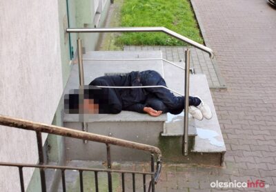 Kompletnie pijany mężczyzna blokował wejście do klatki [AKTUALIZACJA]