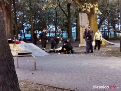Nieprzytomny mężczyzna w parku. Pierwszej pomocy udzielają strażacy