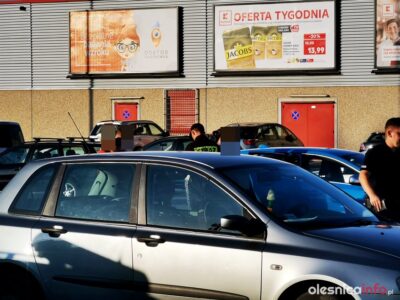 Dzieci zatrzasnęły się w samochodzie przy Kauflandzie