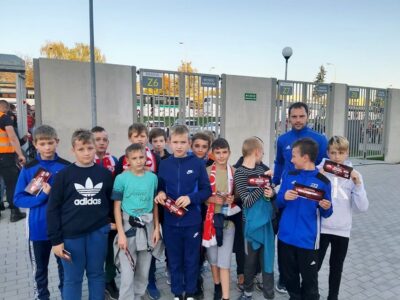 Młodzi piłkarze z APO kibicowali swoim kolegom
