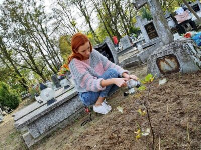Uczniowie porządkowali opuszczone groby