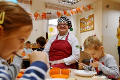 Kucharz Michał dba o pełne żołądki przedszkolaków z jedynki