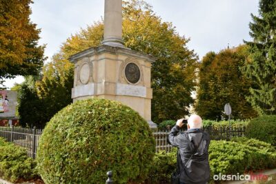 Pierwszy medalion został zamontowany na Kolumnie Złotych Godów