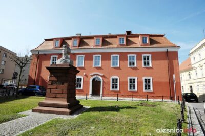 Biało-czerwona rabata przy pomniku Chopina