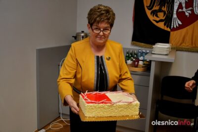 Na sesji rady powiatu PiS świętuje wygrane wybory i częstuje tortem