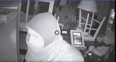 Włamał się do oleśnickiej restauracji i zostawił w niej swoją torbę. Znacie go?