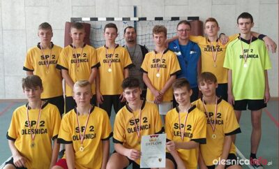 Reprezentacja Szkoły Podstawowej nr 2 w Oleśnicy mistrzem powiatu w koszykówce chłopców