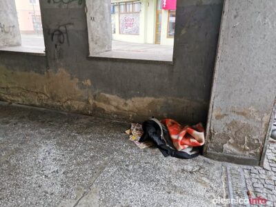 Od kilku dni miejsce pod arkadami to sypialnia dla bezdomnych
