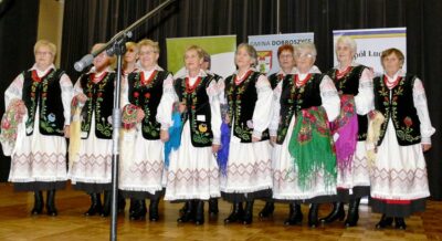 Ludowe śpiewanie, nowe stroje i gmina Dobroszyce na fotografii