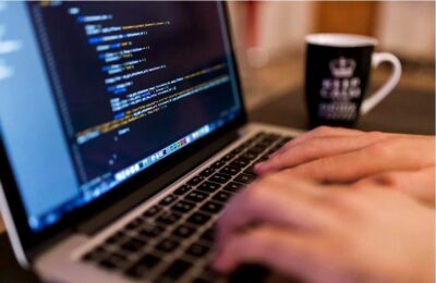 Internetowe wyzwania, które mogą zagrażać życiu dzieci