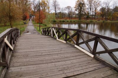 Mostek zabezpieczono, ale mieszkańcy piszą o konieczności budowy nowego