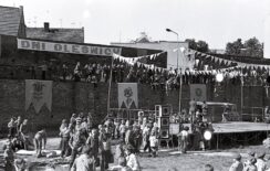 stare_zdjęcia_oleśnicyPL_1027_3_3_2_373 - Wystep podczas Dni Olesnicy, 1977-20191106