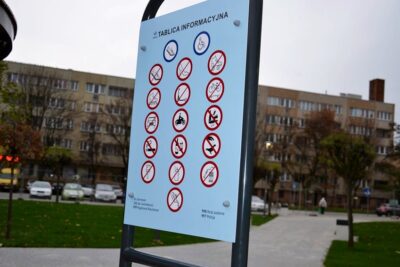 Tabliczka z zakazami. Jakiego miejsca dotyczy?