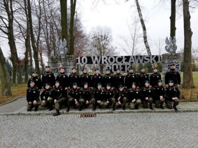 Młodzi mundurowi z wizytą  w 10. Wrocławskim Pułku Dowodzenia
