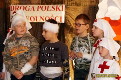 Apel i wspólne śpiewanie pieśni patriotycznych