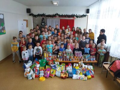 Uczniowie ze Zbytowej zbierali dary dla zwierzaków