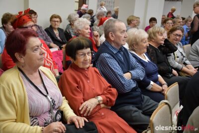 Studenci Oleśnickiego Uniwersytetu III Wieku na spotkaniu świątecznym