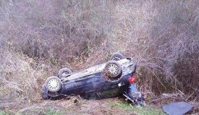 Dachowanie w Ose. Auto wpadło do rowu