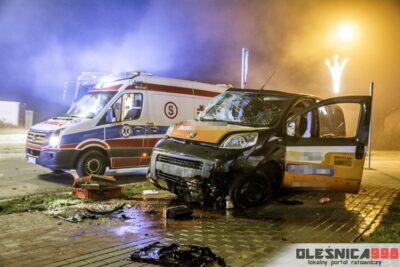 Nocny wypadek taksówki w Oleśnicy. Auto przygniotło pasażerkę