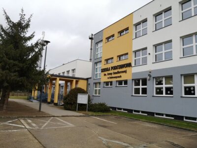 Zakończyła się termomodernizacja Szkoły Podstawowej w Dobroszycach. Tak prezentuje się obecnie podstawówka