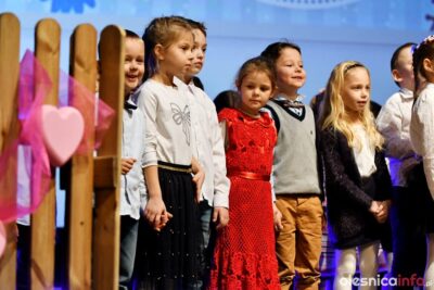 Dzień Babci i Dziadka. Uczniowie SP 6 prezentują się na scenie