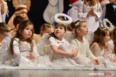 Uczniowie oleśnickiej ósemki prezentują jasełka i pomagają [ZDJĘCIA]