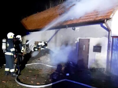 Strażacy gasili ogień w pomieszczeniach gospodarczych
