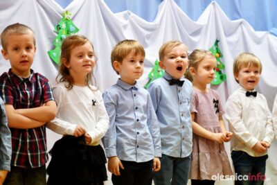 Przedszkolaki z jedynki występują dla babć i dziadków