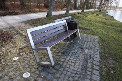 Wandale rozrabiali na Kruczej. Wyrwali ławkę i zaśmiecili staw