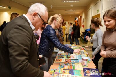 Szkoła Podstawowa w Dobroszycach zaprosiła na występy i kiermasz