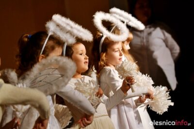 Przedszkolaki i uczniowie Zespołu Szkół Ponadpodstawowych na scenie