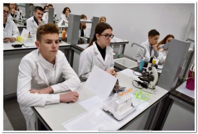 Uczniowie najpierw rozwiązali test, a później ćwiczyli w laboratorium